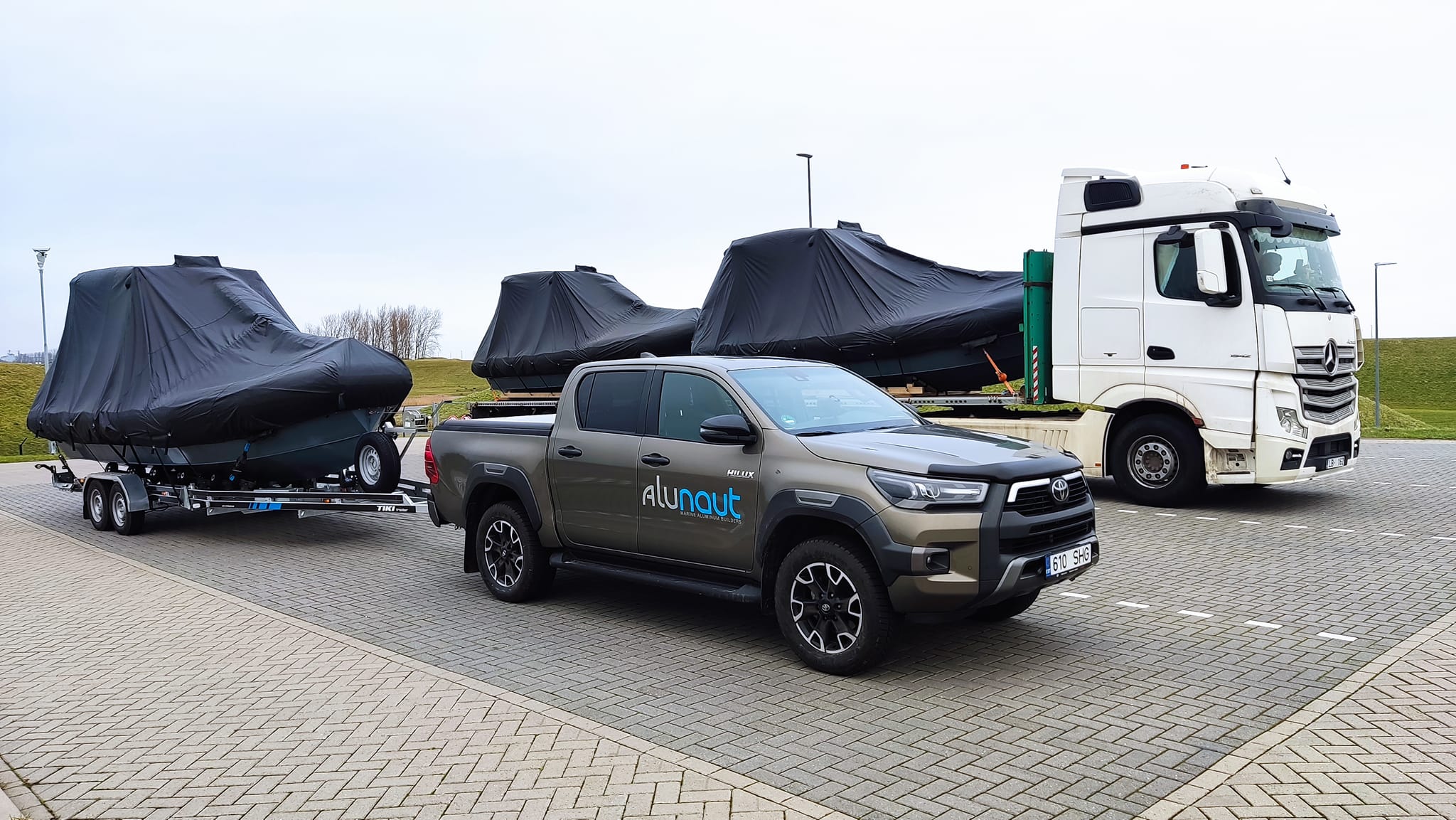 Hollandi Merevägi tellis mitme aasta jooksul paate kimbu kaupa ja sinna läks neid nii veokite platvormhaagisel kui ka kastika sabas kuna osa paate telliti komplektis haagisega.