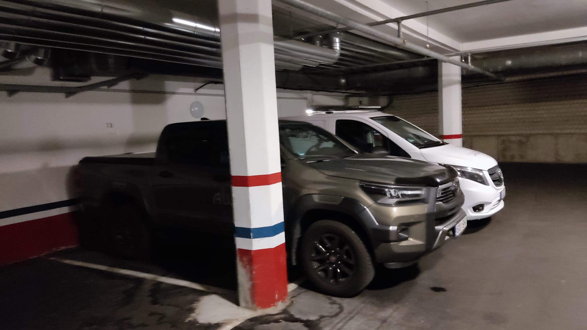 Hotelli parkla. Olgu öeldud, et sinna kohale pääsemiseks tuli kaks täisnurkset pööret kitsastes oludes ka edasi-tagasi „saagimisega teha. Õnneks oli üks pikk Vito ka ennast sinna sokutanud ja läksin siis talle kambajõmmiks.