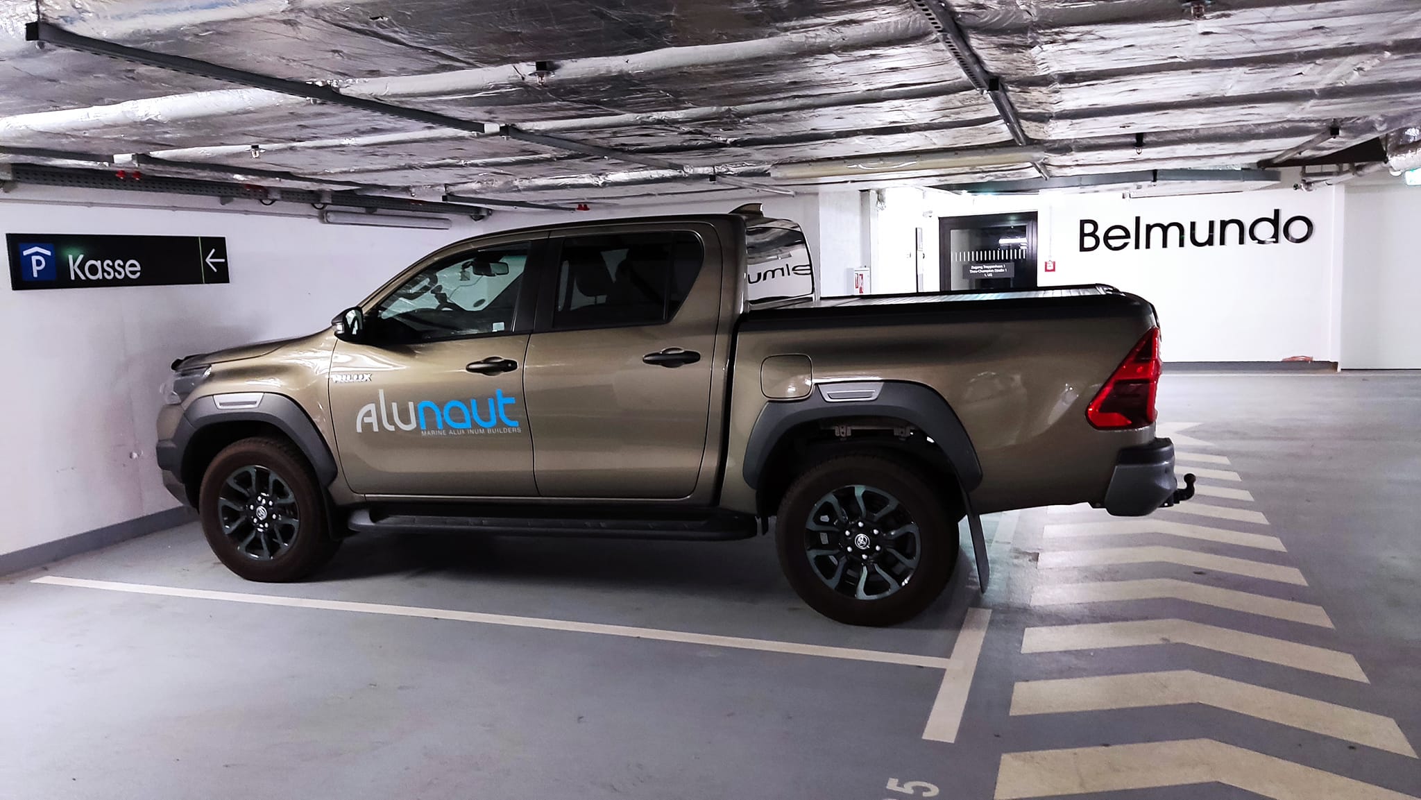 Õnneks oli õhtuse restokülastuse ajal linna parklas täituvus väga hõre. Pilt on paljuütlev.