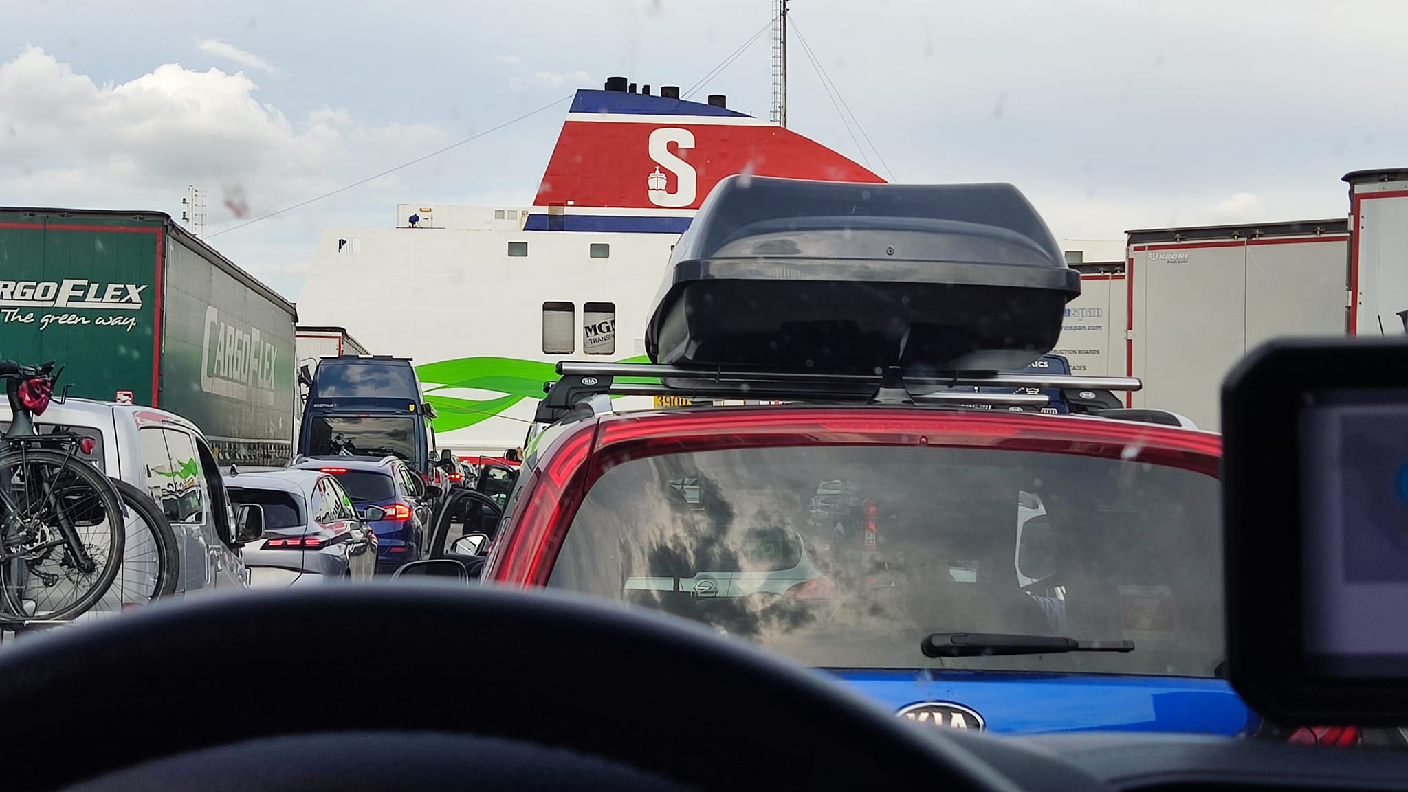 Tagasiteel on ka laevale minek lihtsam ja elu mugavam – ei pea rekkade vahel tiksuma.