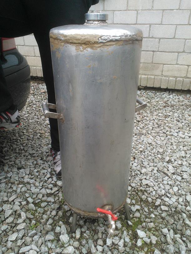 45L hind 120€, mingi liimi laadse asjaga osad kohad üle tehtud.