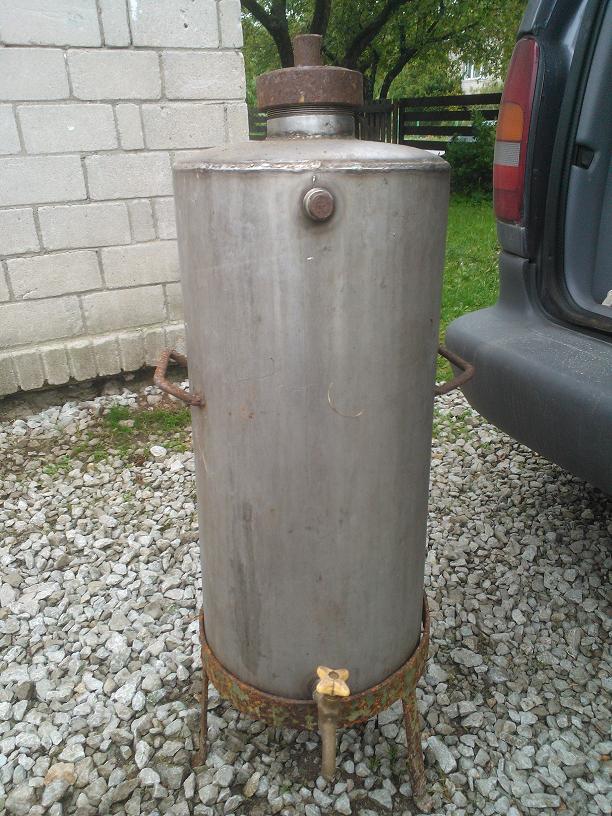 Umbes 50L hind 130€, alumine jalgade osa käib eraldi. Jalad ja sangad ja pealmine kork rauast.