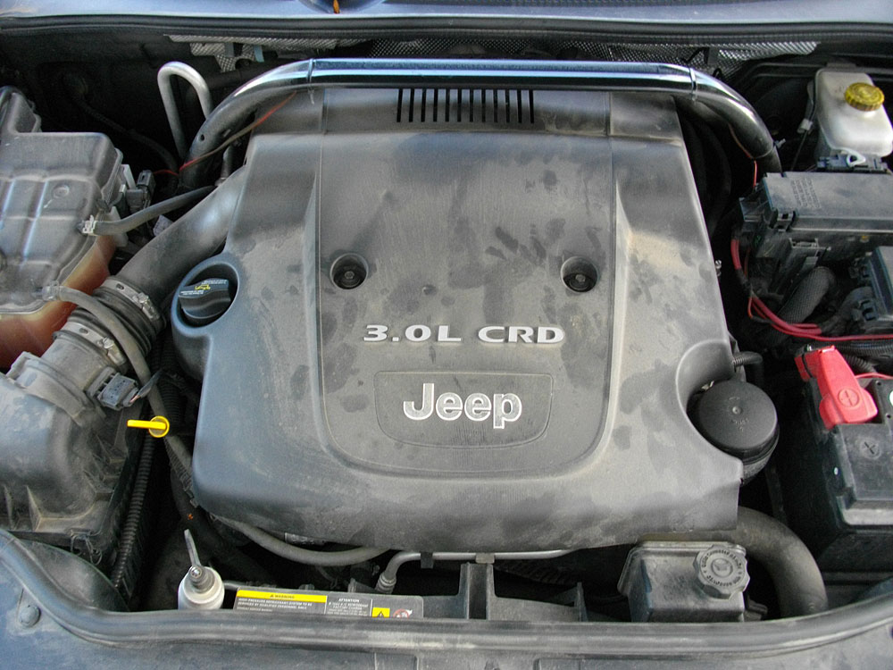 Selline on Commanderi 3.0L mootoriruum... ei usu et GC on midagi väga teistmoodi. Üks põhi tunnuseid vist peaks olema, et Mersu mootoril vahetatakse vaid õlifiltri papist sisu (kaas mootorist paremal pool ees).