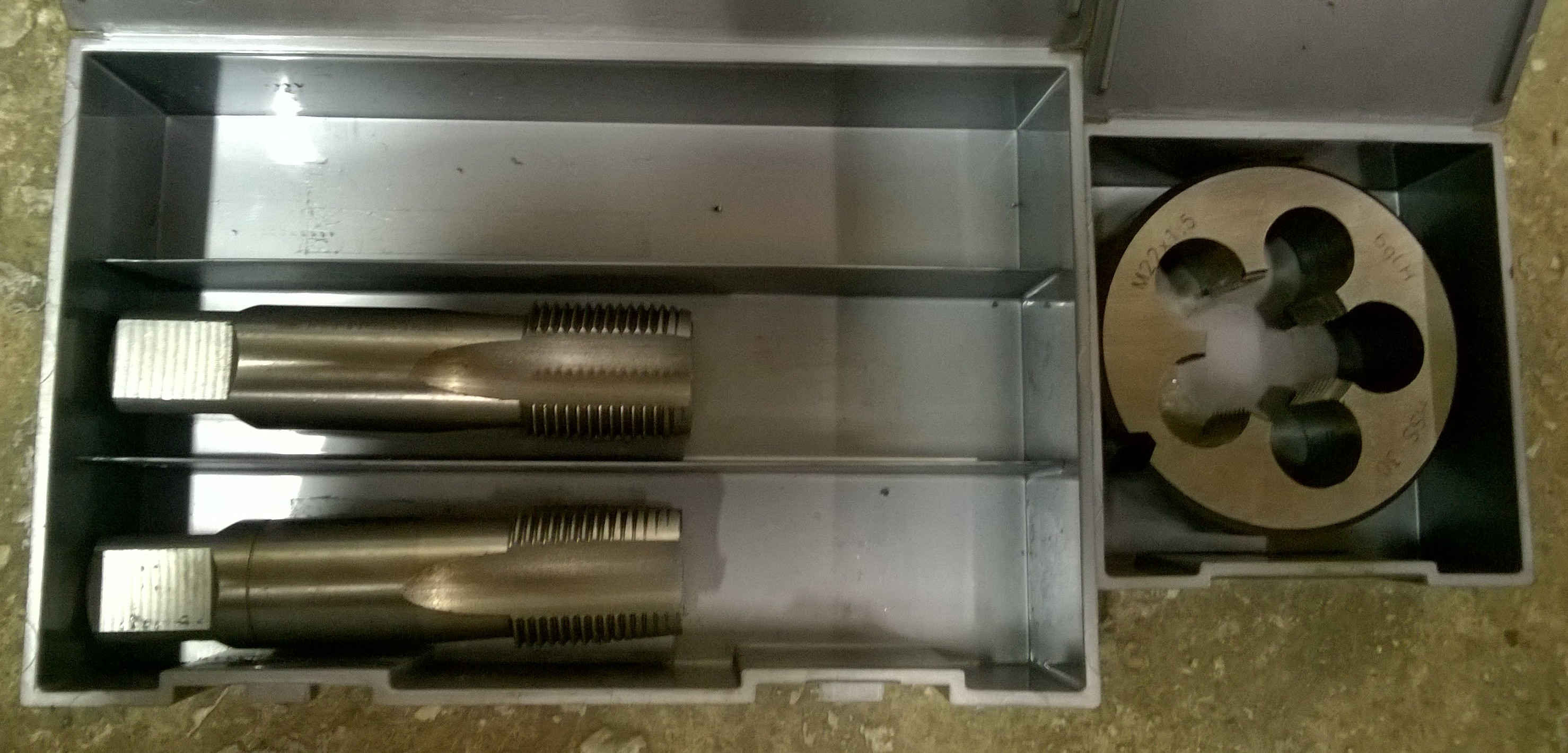 2 keermelõikurid 22x1,5.jpg